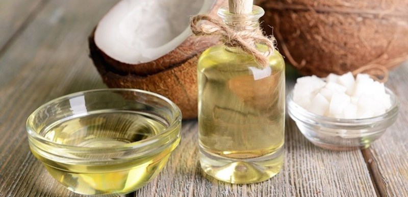 Làm thế nào để dùng dầu dừa để làm mềm và dưỡng tóc?
