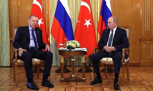 Tổng thống Nga Vladimir Putin (phải) tiếp Tổng thống Thổ Nhĩ Kỳ Recep Tayyip Erdogan tại Sochi, Nga, ngày 5.8.2022. Ảnh: Kremlin