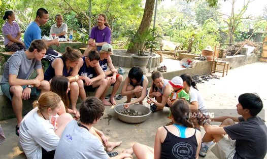 Du lịch cộng đồng tại Ninh Bình hấp dẫn du khách quốc tế. Ảnh: Diệu Anh