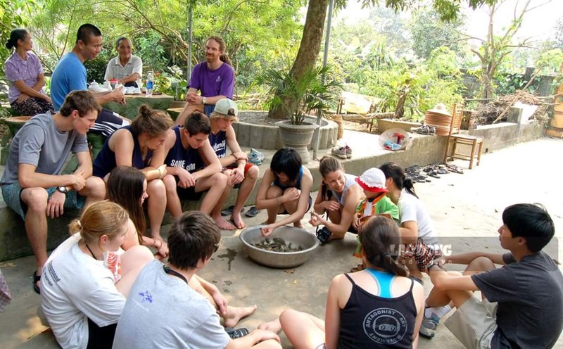 Du lịch cộng đồng tại Ninh Bình hấp dẫn du khách quốc tế. Ảnh: Diệu Anh