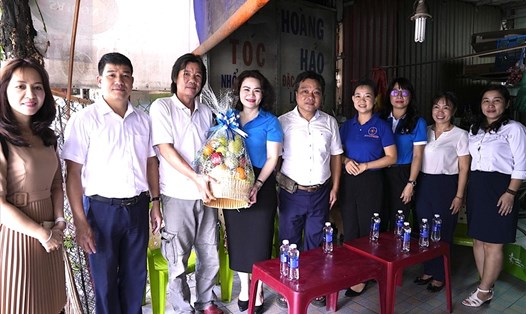 Phó Chủ tịch Công đoàn Điện lực Việt Nam Nguyễn Kim Thanh (thứ 4, từ trái sang) thăm hỏi gia đình anh Bùi Cẩm Thủy có vợ không may bị mất do COVID-19. Ảnh: Công đoàn ĐLVN