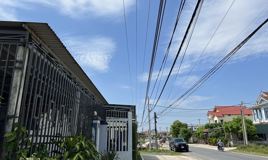 Tại xã Hải Ninh (huyện Quảng Ninh, tỉnh Quảng Bình) vẫn còn khoảng 3,6km dây trần đường dây trung thế 22kV. Ảnh: Hồng Thiệu