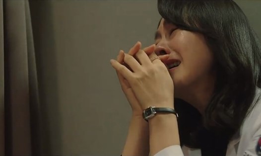 Seung Hee phim “Bác sĩ Cha” khóc nức nở khi nhận ra mình đã làm tổn thương nhiều người. Ảnh: Chụp màn hình