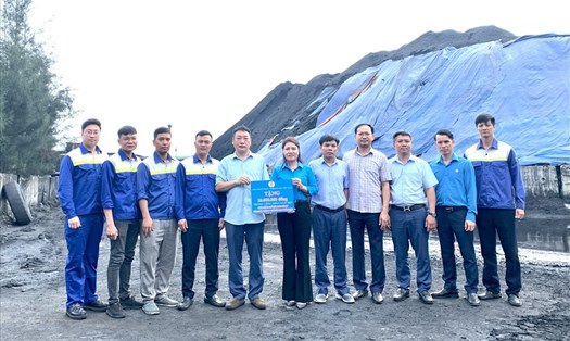 Công đoàn TKV tặng thưởng công nhân lao động phân xưởng Chế biến than Uông Bí - Công ty Chế biến than Quảng Ninh. Ảnh: TKV