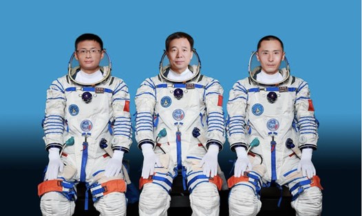 Các phi hành gia Trung Quốc Jing Haipeng (giữa), Zhu Yangzhu (phải) và Gui Haichao trong sứ mệnh Thần Châu-16. Ảnh: Xinhua