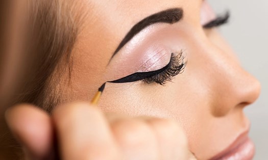 Những mẹo giúp đường kẻ mắt eyeliner lâu trôi hơn. Ảnh: Pixabay