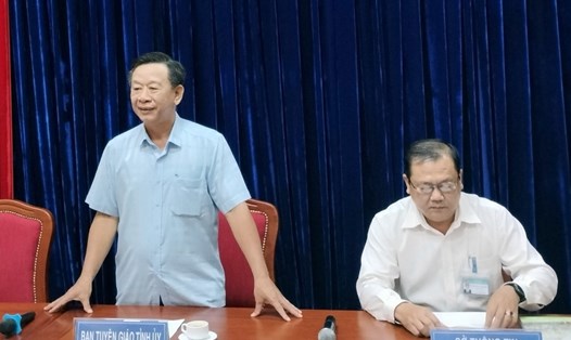 Ông Hồ Trung Việt, Trưởng Ban Tuyên giáo Tỉnh ủy Cà Mau cung cấp thông tin cho báo chí. Ảnh: Nhật Hồ