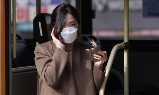 Một phụ nữ Hàn Quốc đi xe buýt. Ảnh: Xinhua