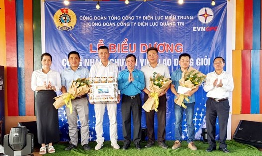 Công đoàn Công ty Điện lực Quảng Trị trao quà cho Điện lực Khe Sanh - đơn vị thuộc địa bàn miền núi, vùng sâu vùng xa nhân Tháng Công nhân 2023. Ảnh: Công đoàn ĐLVN