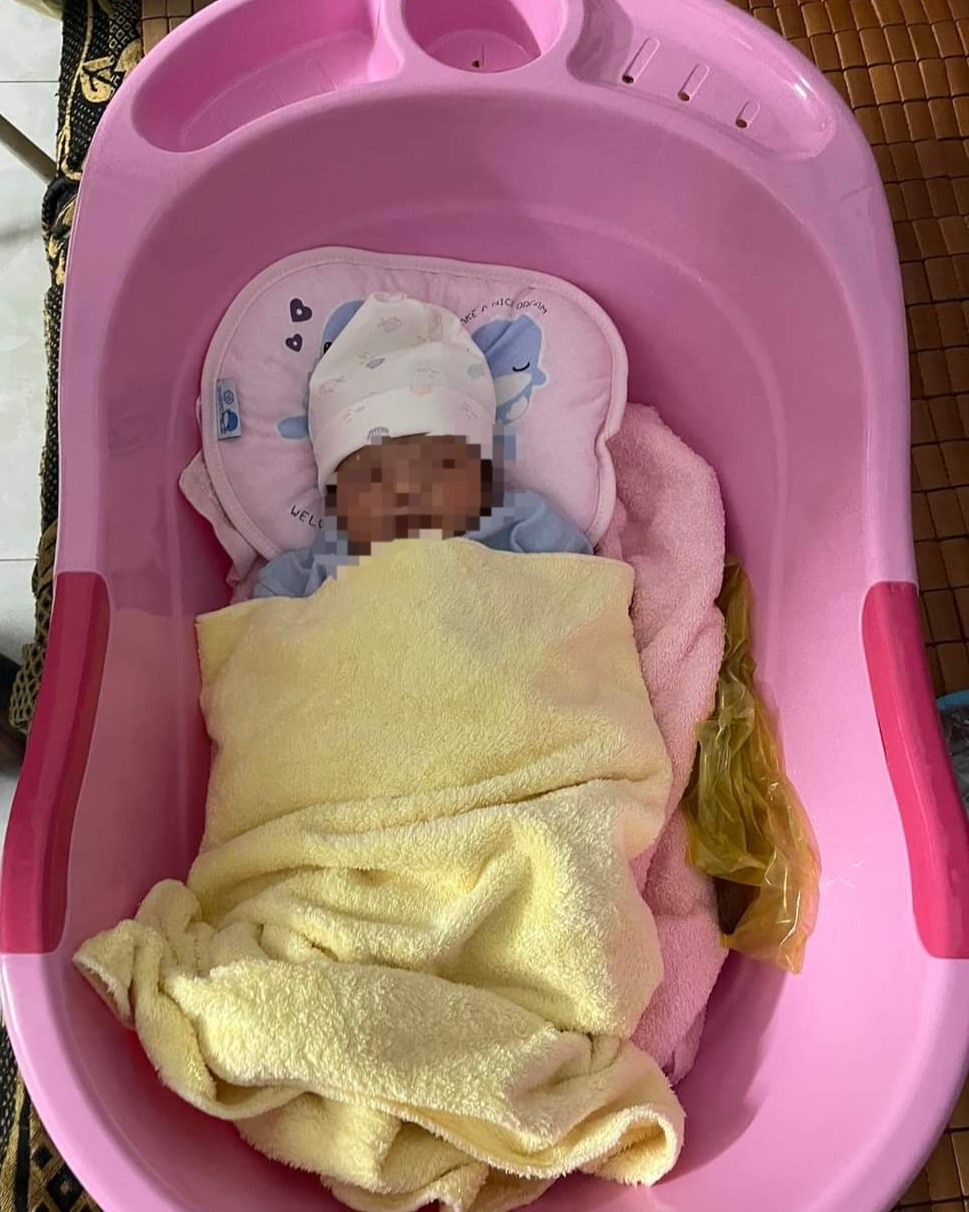 UBND phường Định Hòa đang thông báo tìm cha mẹ cho cháu bé bị bỏ rơi. Ảnh: UBND ĐH