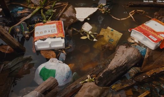 Hình ảnh rác thải trên sông Cần Thơ trong phim "Chuyện của sông". Ảnh: Cắt từ phim "Chuyện của sông"