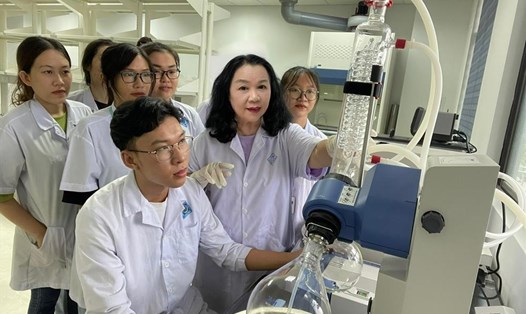 GS.TS.NGƯT Nguyễn Minh Thủy (thứ hai từ phải sang) hướng dẫn sinh viên trong phòng thí nghiệm. Ảnh: Phong Linh