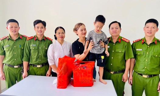 Gia đình chị Nguyễn Thị Lệ cảm ơn các sĩ quan công an đã cứu sống cháu bé. Ảnh: Công an Lai Châu