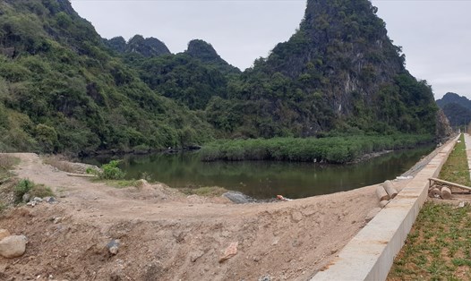 Tự ý đổ đất mở đường kết nối đường ven biển Hạ Long - Cẩm Phả với khu trang trại trong núi. Ảnh: Nguyễn Hùng