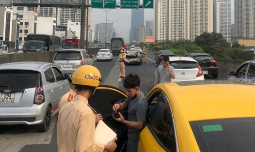 Cảnh sát nhanh chóng giải quyết va chạm trên đường Vành đai 3 ở Hà Nội. Ảnh: Công an cung cấp