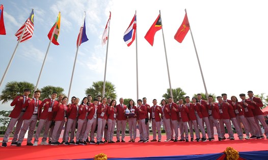 Ông Hoàng Quốc Vinh và các thành viên đoàn thể thao Việt Nam dự lễ thượng cờ SEA Games 32 vào sáng 3.5. Họ đều quyết tâm, sẵn sàng cho những ngày thi đấu sắp tới. Ảnh: Thanh Vũ