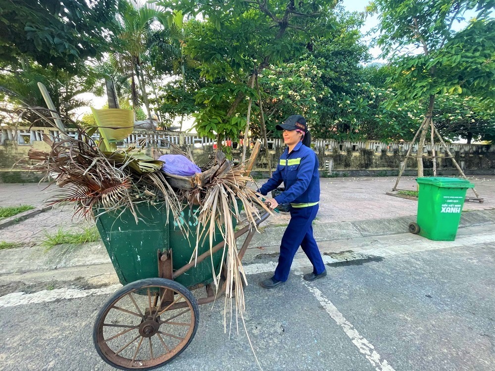 “Mình đã làm nghề này rồi thì phải có trách nhiệm” - chị Đoàn Thị Tân (công nhân dọn vệ sinh môi trường của Công ty Cổ phần Môi trường và Phát triển đô thị Quảng Bình) tâm sự. Ảnh: Hồng Thiệu
