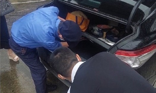 Lực lượng bảo vệ khám xét xe của phóng viên khi đến bệnh viện tác nghiệp. Ảnh: Mỵ Châu