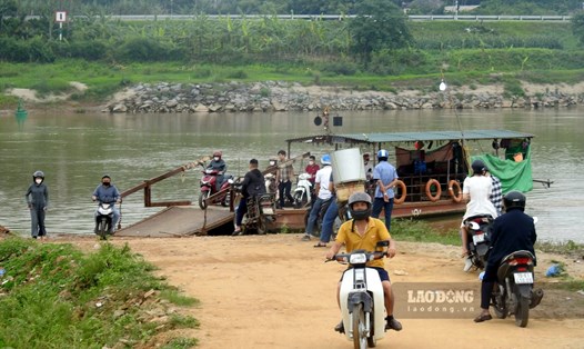 Các bến đò, phà ngang là phương tiện đi lại chính của người dân huyện Cẩm Khê và huyện Thanh Ba mỗi khi muốn qua sông Hồng. Ảnh: Tô Công.