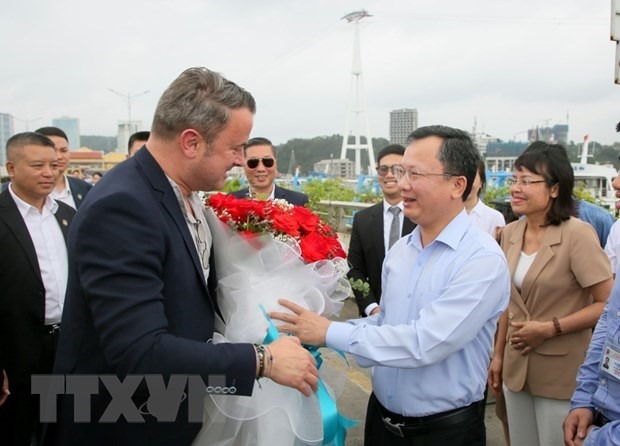 Thủ tướng Luxembourg Xavier Bettel tham quan Vịnh Hạ Long