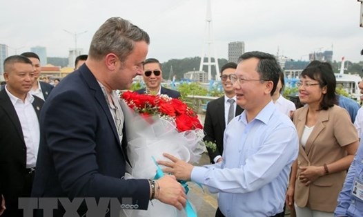Quyền Chủ tịch Uỷ ban Nhân dân tỉnh Quảng Ninh Cao Tường Huy tặng hoa chào mừng Thủ tướng  Luxembourg Xavier Bettel. Ảnh: TTXVN