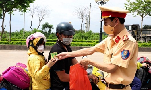 Lực lượng CSGT Hà Nam hỗ trợ nhu yếu phẩm thiết yếu giúp người dân vơi đi mệt mỏi dưới thời tiết nắng nóng. Ảnh: Công an cung cấp
