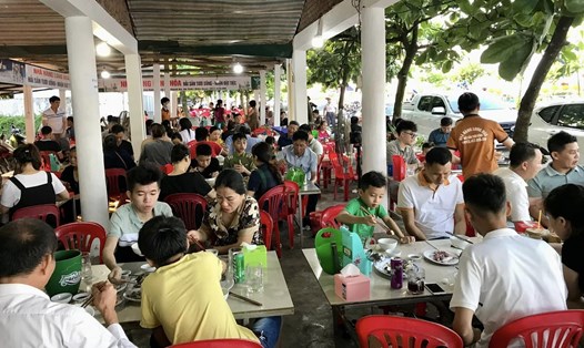Khách ăn hải sản tại một nhà hàng ở biển Thạch Hải (Thạch Hà, Hà Tĩnh) dịp lễ 30.4 - 1.5 năm nay. Ảnh: Hữu Đồng