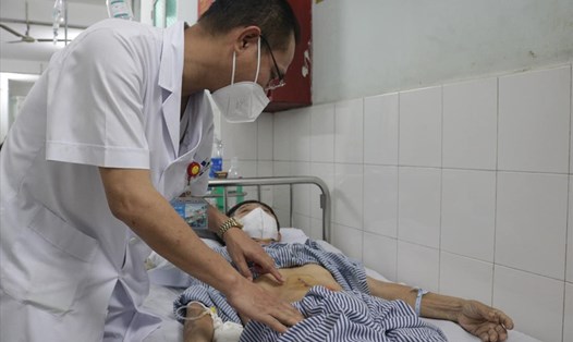 Bác sĩ thăm khám cho bệnh nhân sau phẫu thuật. Nguồn ảnh: Bệnh viện Hữu nghị Việt Tiệp