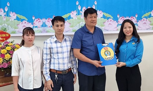 Trao quyết định thành lập CĐCS cho Ban Chấp hành lâm thời CĐCS Công ty TNHH Thanh Sơn. Ảnh: LĐLĐ tỉnh Hà Nam