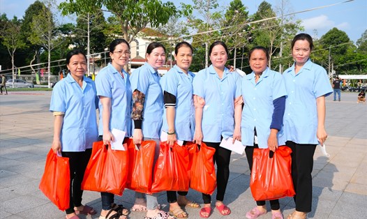 Công nhân Cần Thơ nhận quà tại Lễ phát động Tháng Công nhân và Tháng Hành động về An toàn, vệ sinh lao động năm 2023. Ảnh: Phong Linh