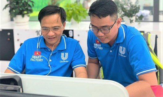 Kĩ sư Trương Đức Thức (bìa trái) trao đổi kinh nghiệm với đồng nghiệp. 
Ảnh: Đức Long
