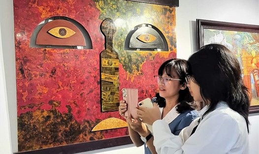 Đông đảo du khách đến tham quan, trải nghiệm tại Bảo tàng Mỹ thuật Đà Nẵng trong dịp lễ 30.4 - 1.5. Ảnh: Nguyễn Linh