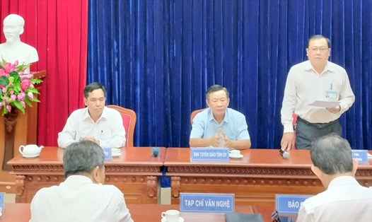TỈnh Cà Mua họp báo thông tin đã thành lập Tổ xác minh vụ việc liên quan đến đoạn ghi âm được cho là Phó Chủ tịch UBND huyện Phú Tân mặc cả tiền hoa hồng với doanh nghiệp. Ảnh: Nhật Hồ