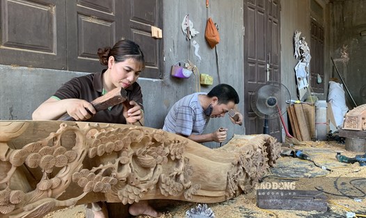 Về làng mộc cổ ở Hải Dương xem những người phụ nữ làm việc của đàn ông. Ảnh: Lương Hà