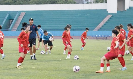 U20 nữ Việt Nam tập luyện tại sân Việt Trì (Phú Thọ), chuẩn bị cho vòng loại 2 giải U20 nữ châu Á 2024. Ảnh: VFF