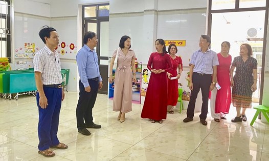 Tham quan các lớp học mới của Trường Mầm non xã Việt Hòa do BSR tài trợ. Ảnh: CĐCS