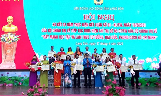 Lãnh đạo LĐLĐ tỉnh Lạng Sơn trao bằng khen cho các cá nhân thực hiện tốt việc đẩy mạnh học tập và là theo tư tưởng, đạo đức, phong cách Hồ Chí Minh. Ảnh: Công đoàn Lạng Sơn