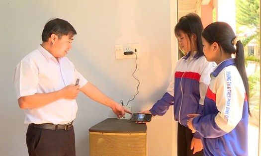 Các em học sinh ở Đắk Nông chế tạo thiết bị phát hiện người hút thuốc lá. Ảnh: Phan Tuấn