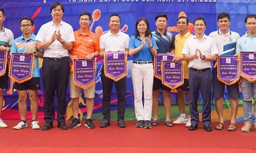 Ông Nguyễn Mạnh Kha (thứ tư từ trái sang) - Phó Chủ tịch Công đoàn Dầu khí Việt Nam trao cờ lưu niệm cho các đơn vị tham gia Giải thể thao. Ảnh: CĐCS