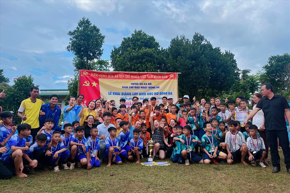 Hàng trăm trẻ em vùng cao phấn khởi chơi bóng. Ảnh: Trúc Phương