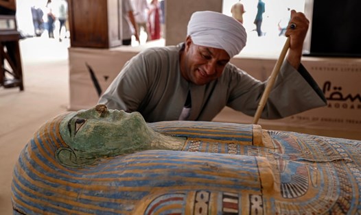 Một chiếc quan tài Ai Cập cổ đại mới được phát hiện. Ảnh: AFP