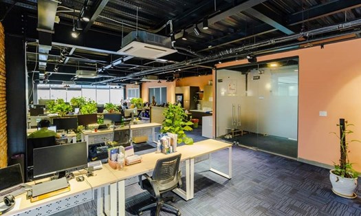 Nhiều doanh nghiệp đang tìm cách tiết giảm chi phí bằng cách thuê văn phòng chia sẻ (co-working space). Ảnh: Thu Giang