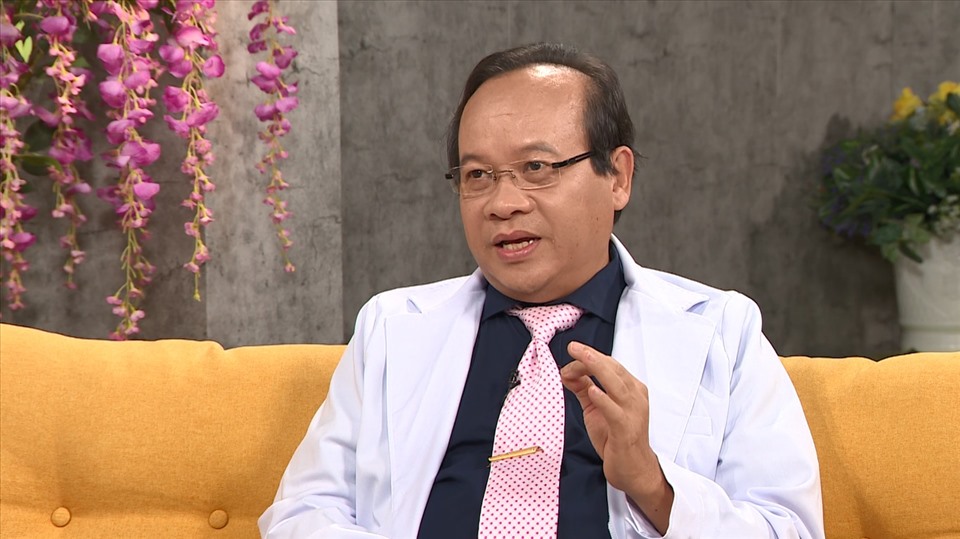 Bác sĩ tư vấn về bệnh viêm tủy răng. Ảnh: Bee