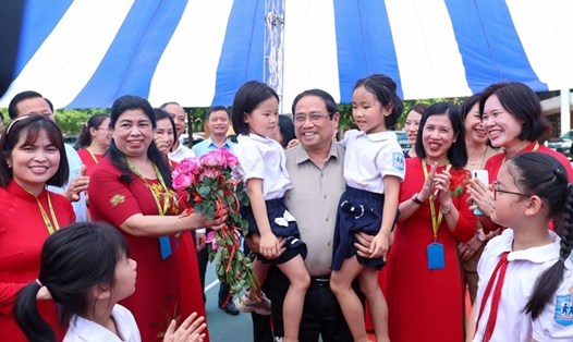 Thủ tướng Phạm Minh Chính thăm, tặng quà thầy cô giáo và các em học sinh có hoàn cảnh đặc biệt tại Trường Phổ thông dân lập Hermann Gmeiner. Ảnh: VGP