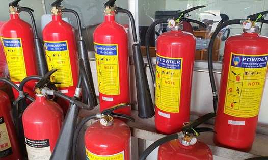 Sau văn bản vận động mỗi hộ gia đình trang bị ít nhất 1 bình chữa cháy, thị trường bình chữa cháy tại tỉnh Bạc Liêu sôi động. Ảnh: Nhật Hồ