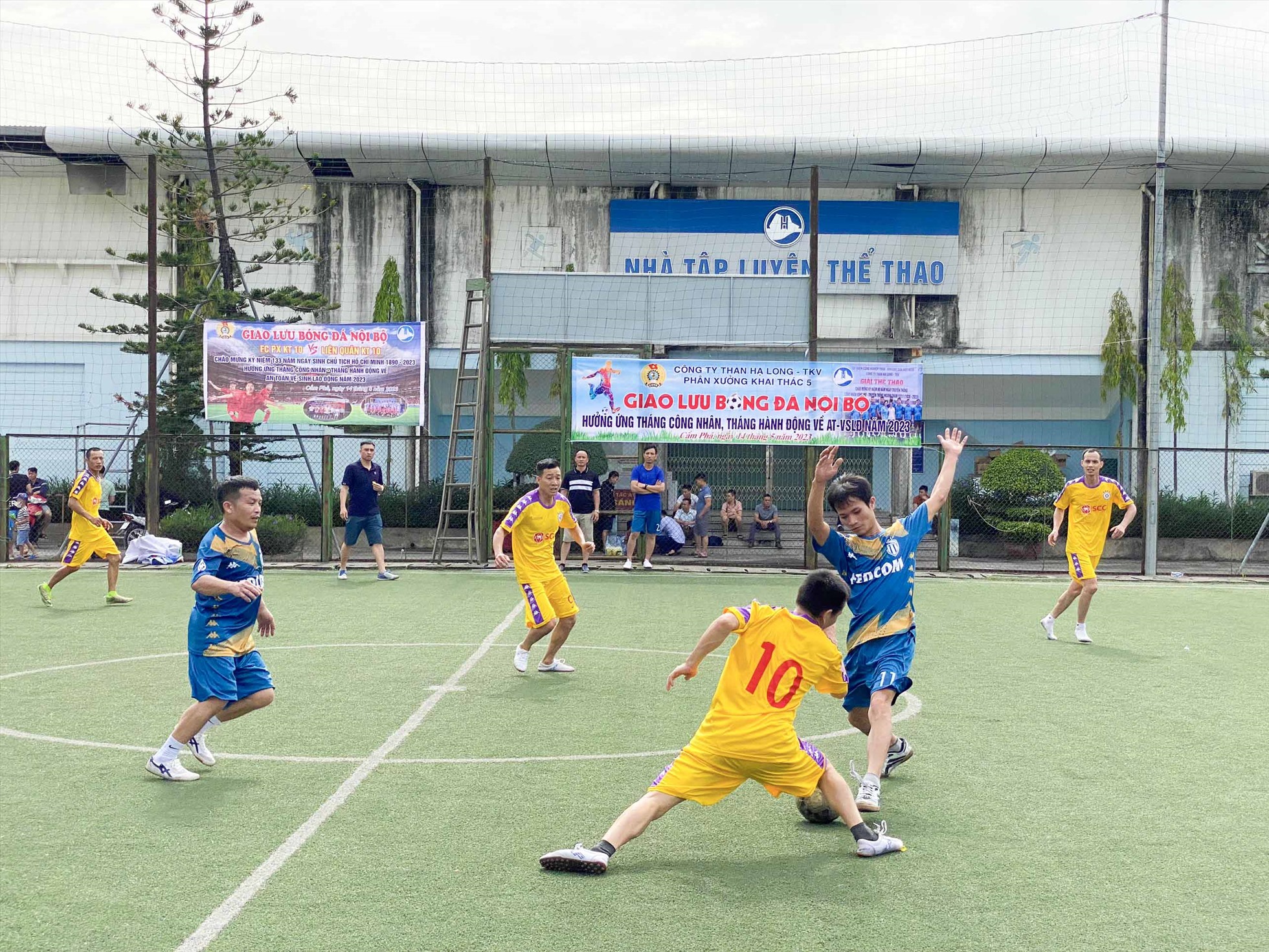 Người lao động thi đấu môn bóng đá. Ảnh: Hoàng Huy Du
