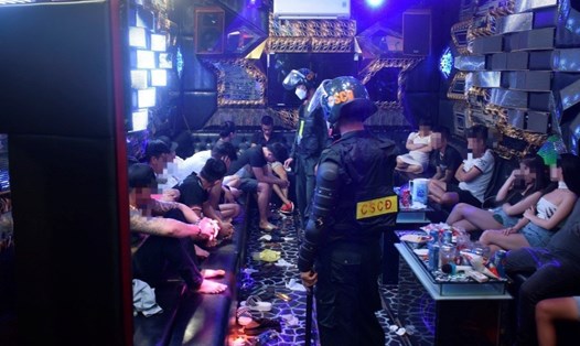 Các đơn vị thuộc Công an tỉnh Bình Phước đột kích quán karaoke phát hiện nhiều người dương tính với ma túy. Ảnh: Cơ quan chức năng cung cấp