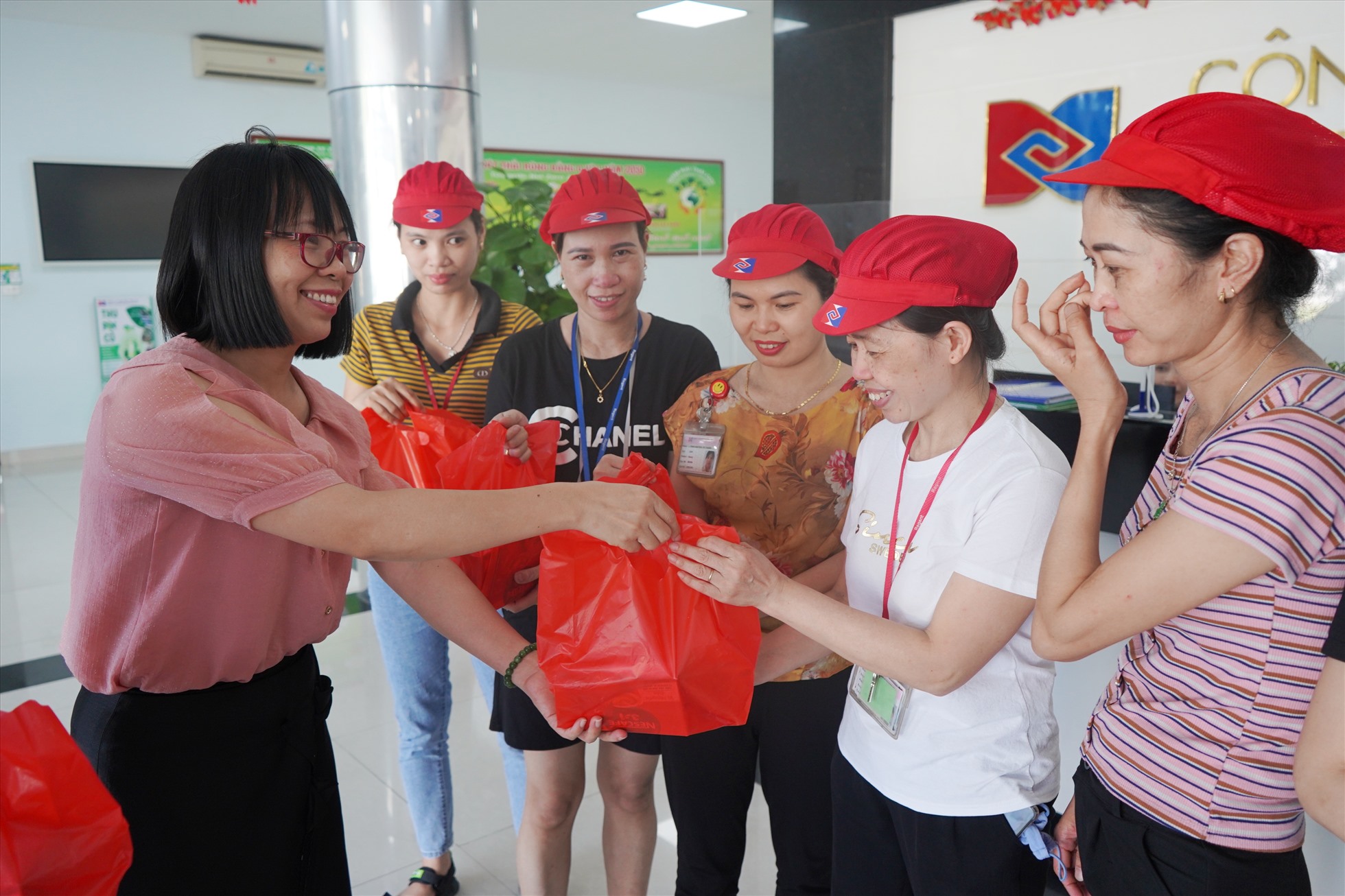 Nestlé Việt Nam tặng quà đoàn viên, người lao động nhân dịp Tháng Công nhân