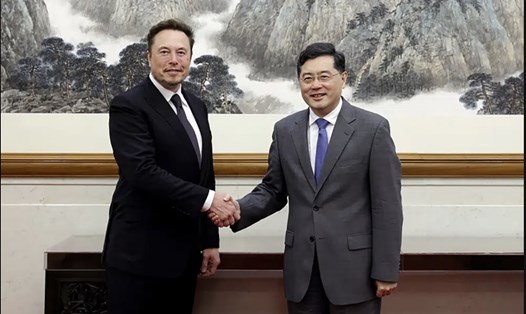 Bộ trưởng Ngoại giao Trung Quốc Tần Cương và tỉ phú Elon Musk của Tesla. Ảnh: Bộ Ngoại giao Trung Quốc