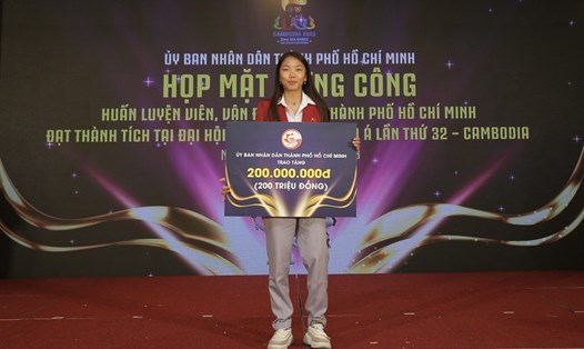 Tiền đạo Huỳnh Như không còn thuộc biên chế của thể thao TP Hồ Chí Minh nhưng cô vẫn được tưởng thưởng vì những đóng góp to lớn cho phong trào tại địa phương. Ảnh: Duy Nam